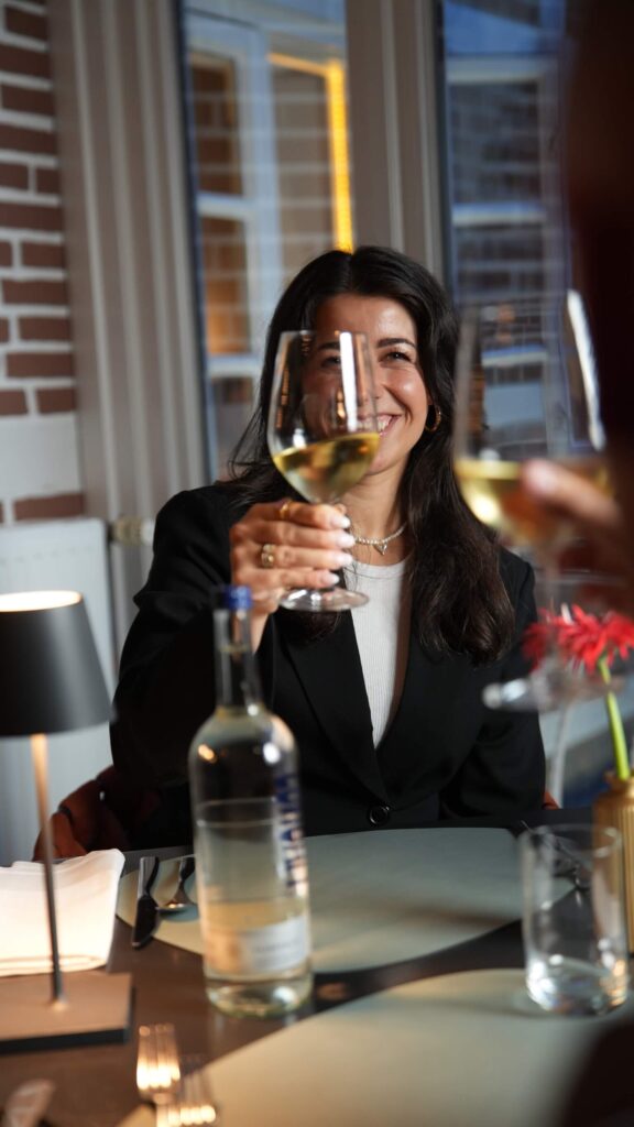 Frau mit ein Glas Wein