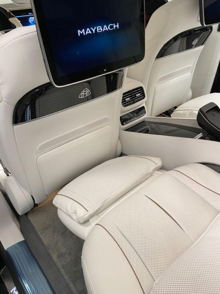 Luxus-Fondbereich im Mercedes-Maybach mit Ledersitzen und Entertainment-Displays
