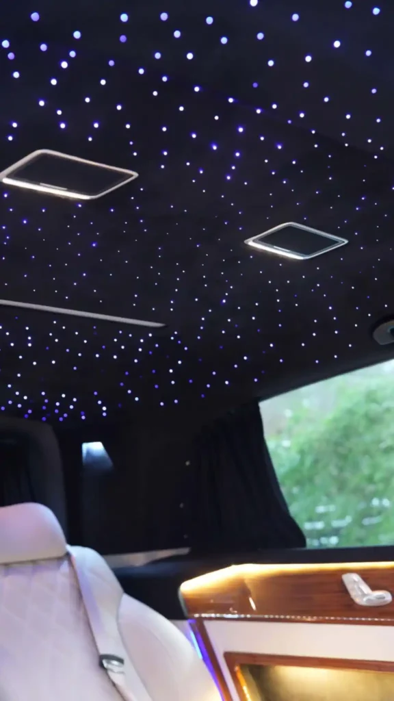 Exklusiver Maybach Innenraum mit Sternenhimmel und Luxus-Ledersitzen
